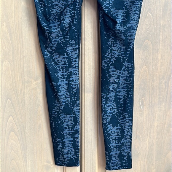 Yale University Under Armour shadow abstract graphic printed full length legging - Picture 5 of 7